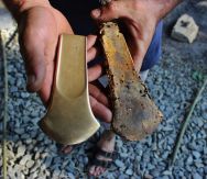 Vytepaný a surový odlitek bronzové sekery
